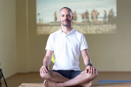 Inštruktor Viktor Schiller v meditačnej polohe