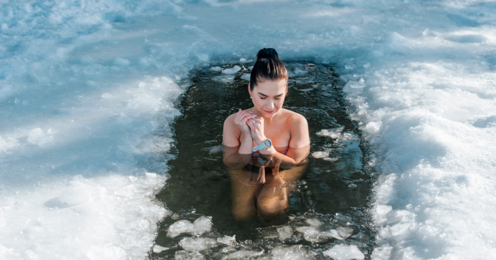 žena v ľadovom jazere